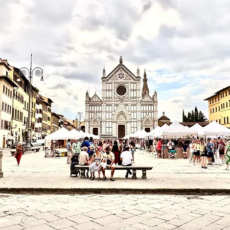 Amazing First Floor Piazza Santa Croce Apartment *