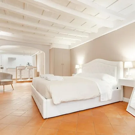 Amazing First Floor Piazza Santa Croce Florence