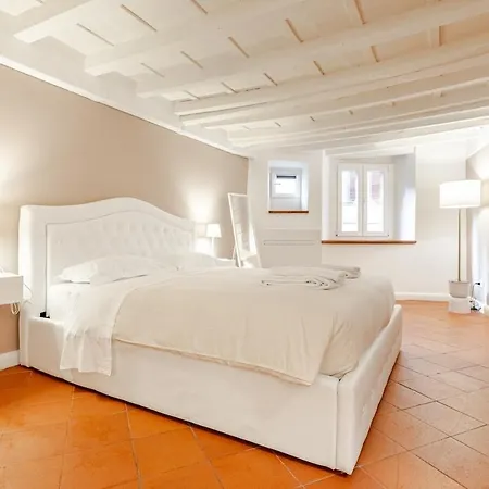 Amazing First Floor Piazza Santa Croce Florence